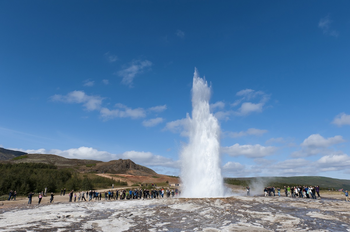 De wereldberoemde geiser Strokkur op IJsland | IJsland Tours