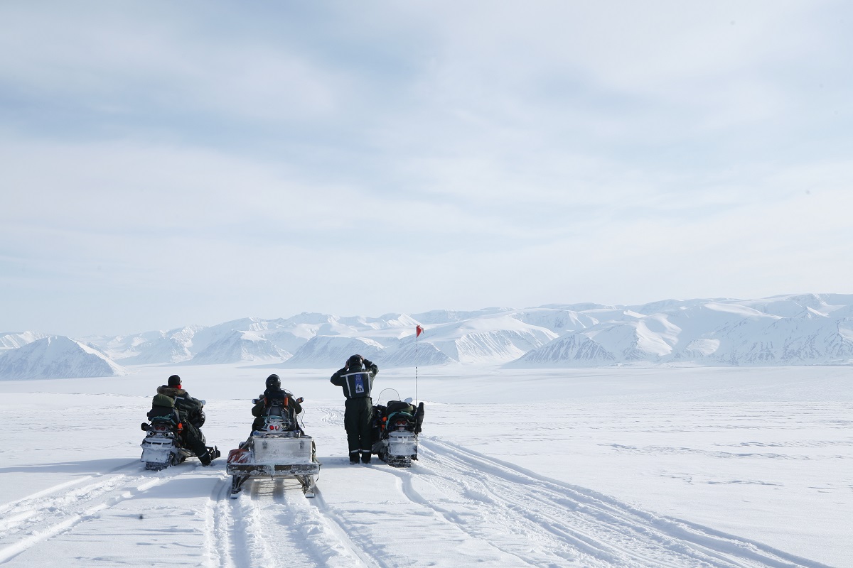 Sneeuwscooters in de vallei op Spitsbergen. | Hurtigruten Svalbard | IJsland Tours