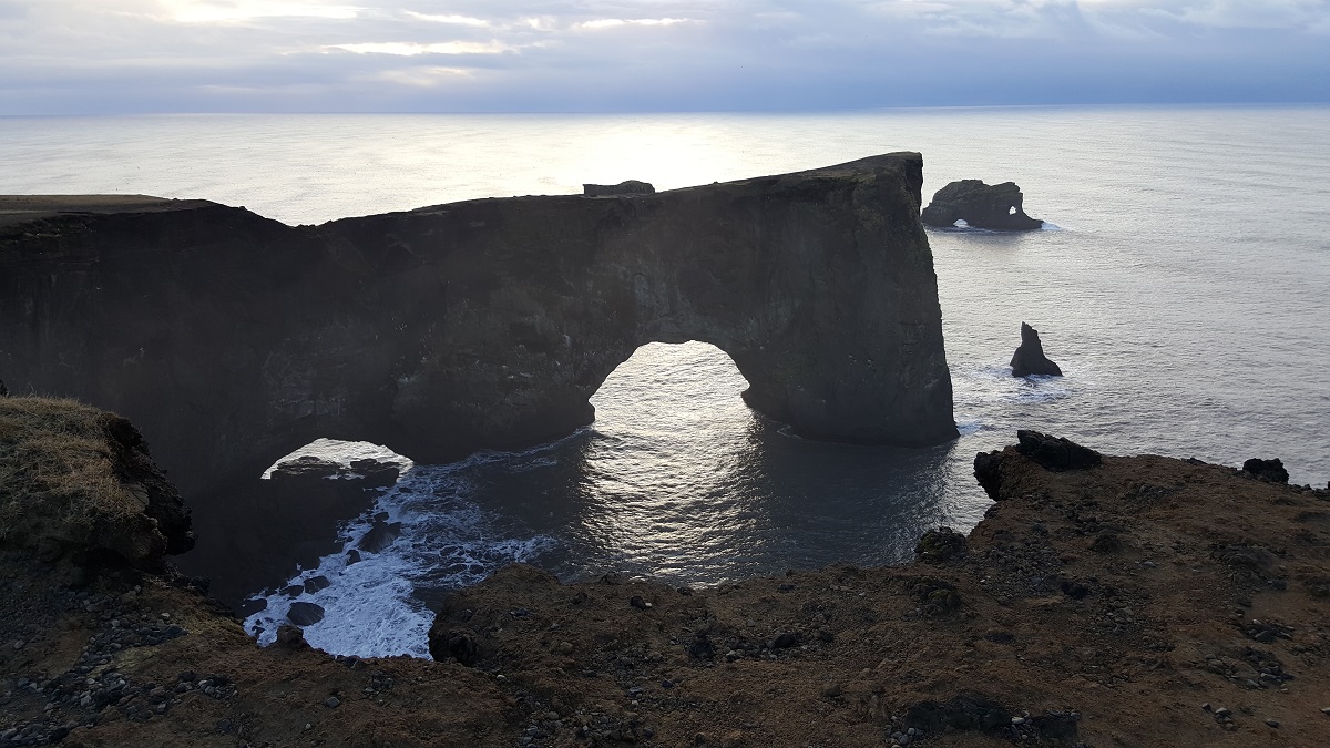 Het silhouet van de rotspunt van vogelrots Dyrholaey | IJsland Tours