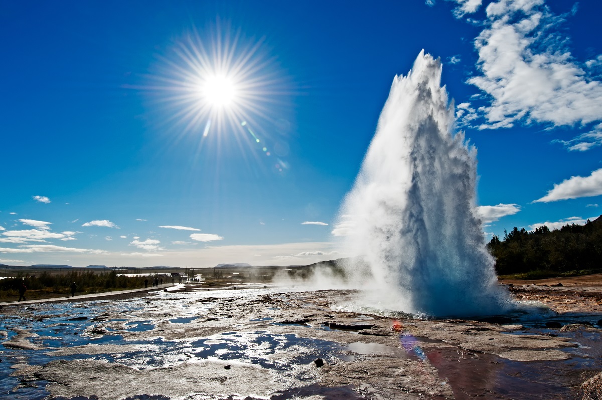 De spuitende geiser Strokkur in het Golden Circle gebied in zuid IJsland.