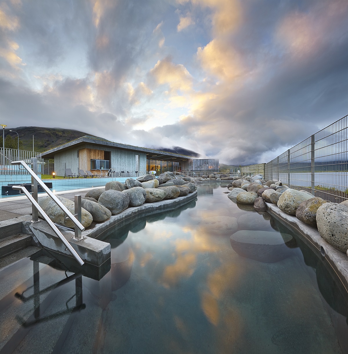 Warme baden van de spa in Laugarvatn, in zuidwest IJsland, met een mooie wolkenlucht.