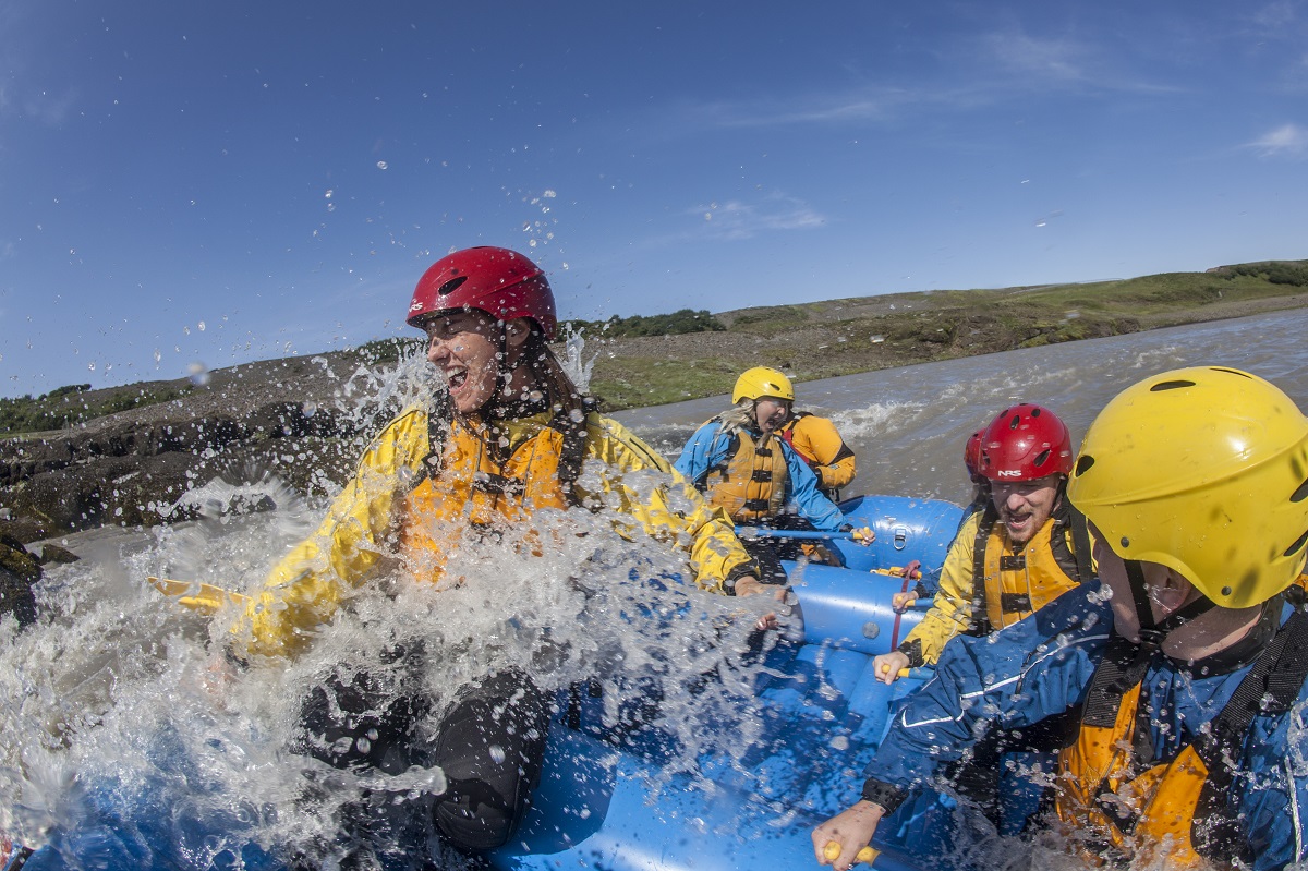 Een splash water in de boot tijdens het raften | Arctic Adventures | IJsland Tours