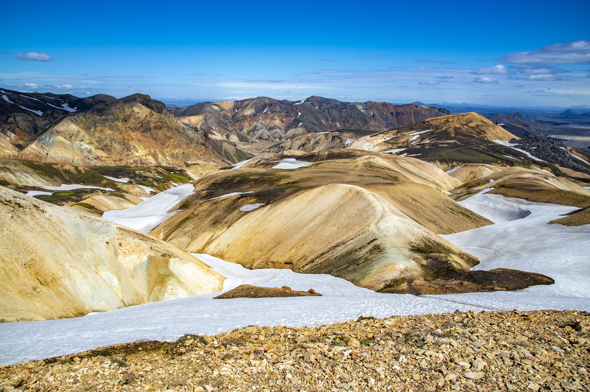 Sneeuw tussen de kleurrijke heuvels van Landmannalaugar | IJsland Tours
