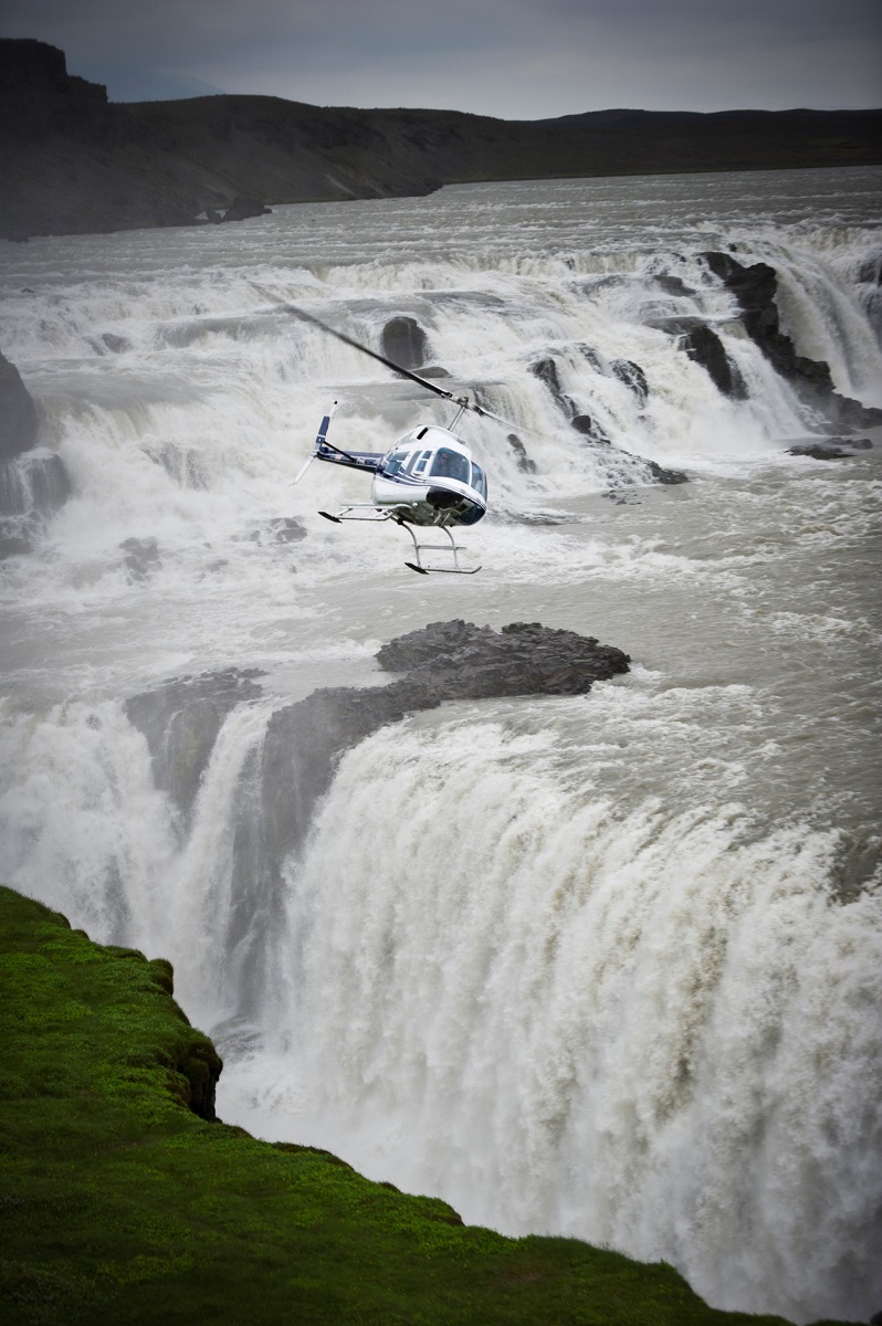 Helikopter vliegt boven de Gullfoss waterval | IJsland Tours
