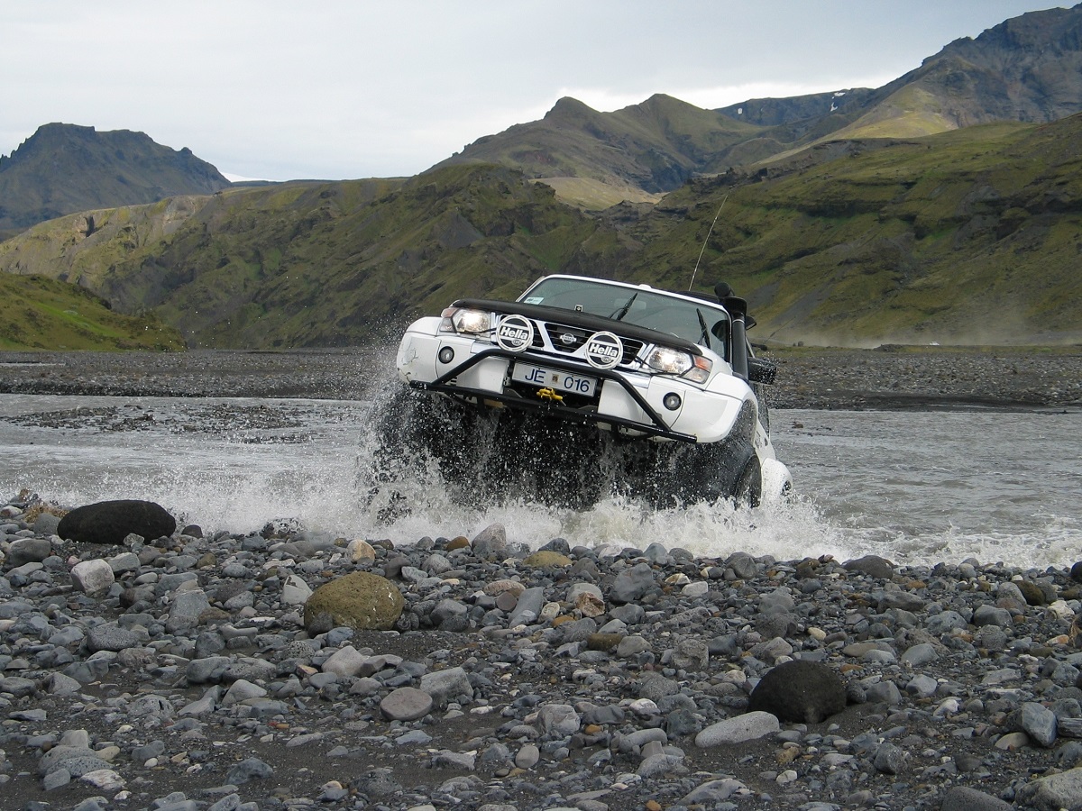 Een superjeep steekt de rivier in de Thórsmörk over | IJsland Tours