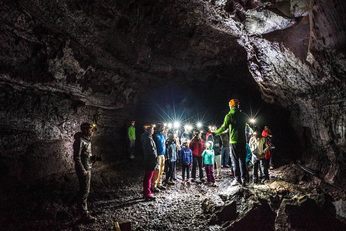 Toeristen in de Vidgelmir grot | Vidgelmir Cave | IJsland Tours