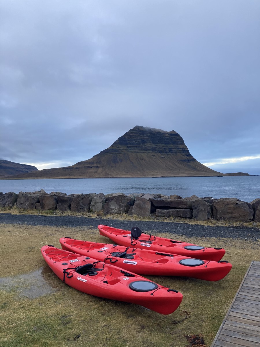 Kajaks bij de Kirkjufell | IJsland Tours