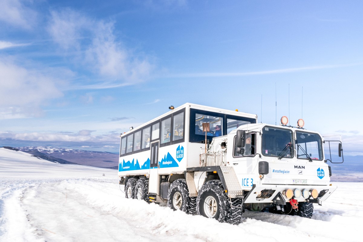 Into The Glacier monstertruck op de gletsjer Langjokull | Arctic Adventures | IJsland Tours