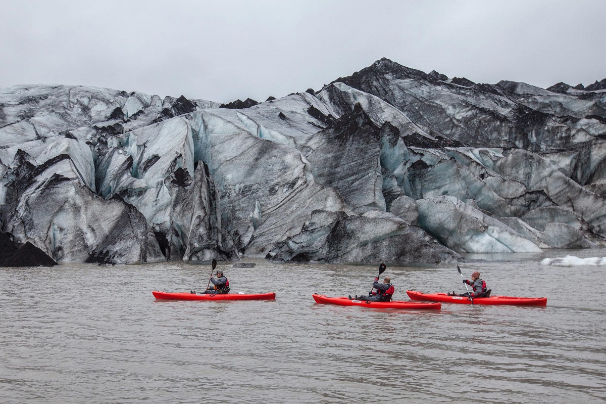 Kajakken langs de Solheimajokull | Icelandic Mountain Guides | IJsland Tours