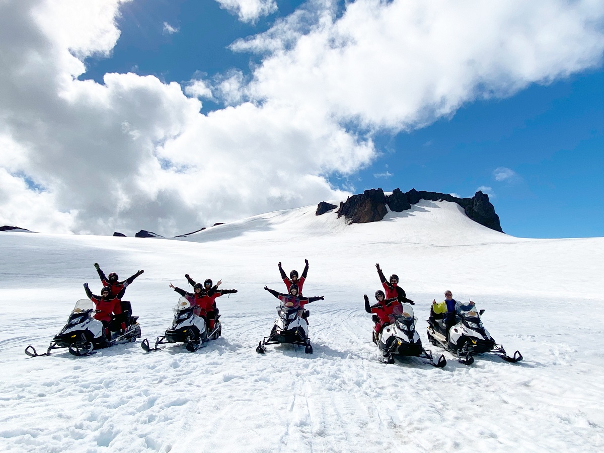 Groepsfoto tijdens een sneeuscootertour | Glacier jeeps | IJsland Tours