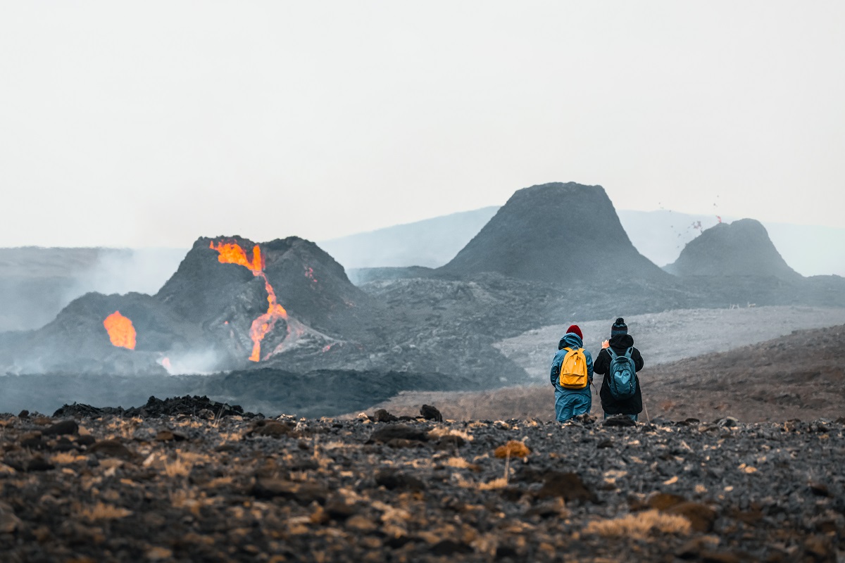 Twee reizigers bij de Geldingar vulkaanuitbarsing | T. Kolbeinsson | Business Iceland | IJsland Tours 