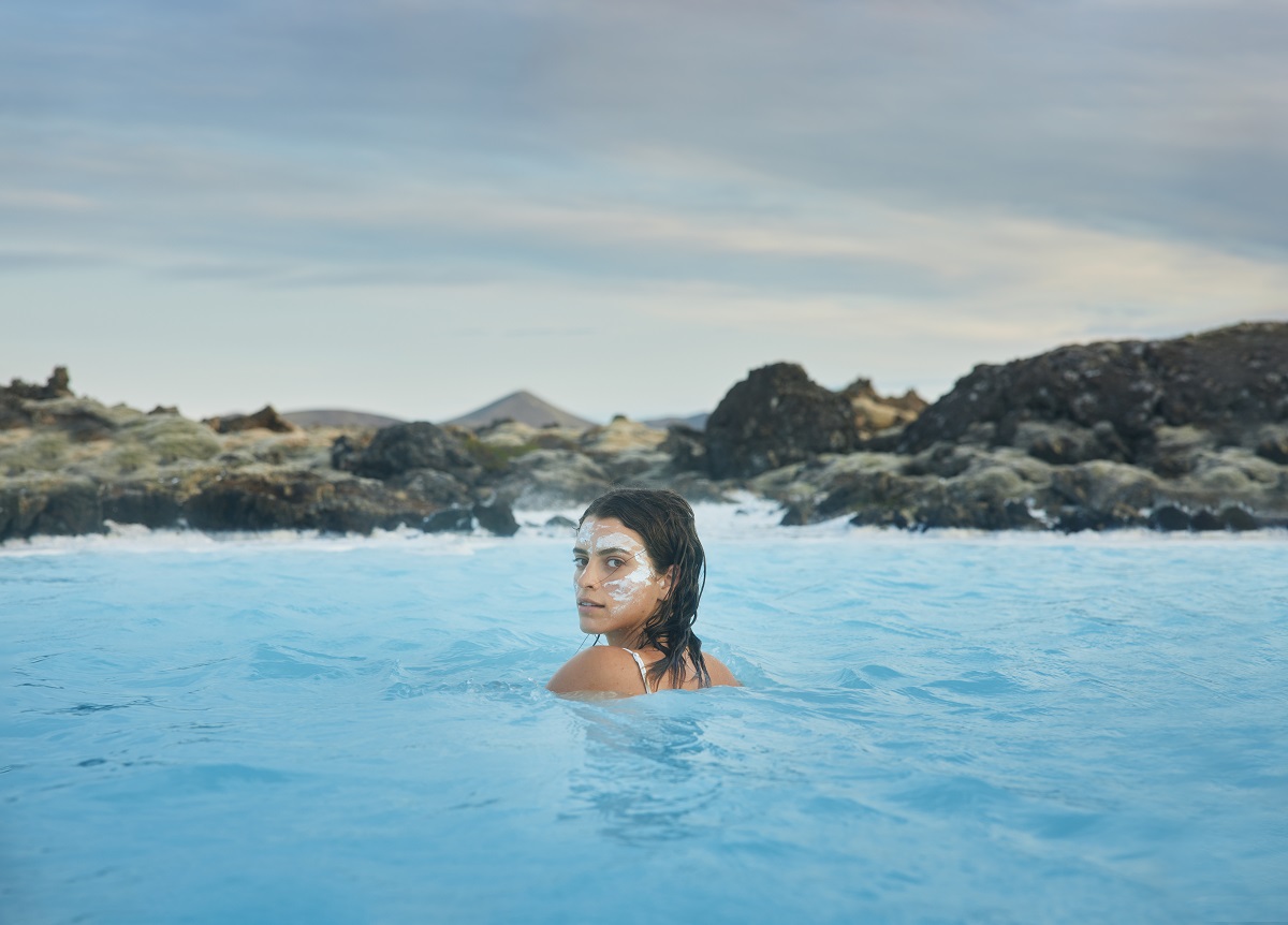 Een vrouw baddert in de Blue Lagoon | Blue Lagoon | IJsland Tours