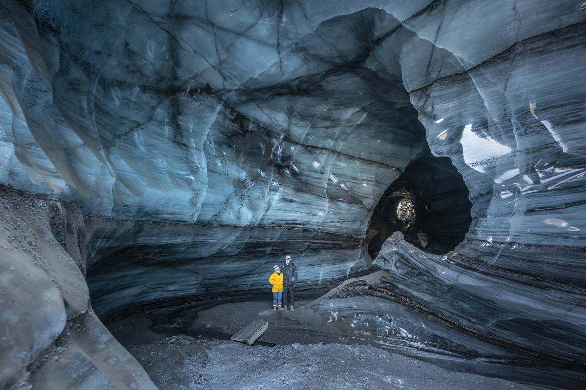 Twee reizigers in de Katla Icecave | Katlatrack | IJsland Tours