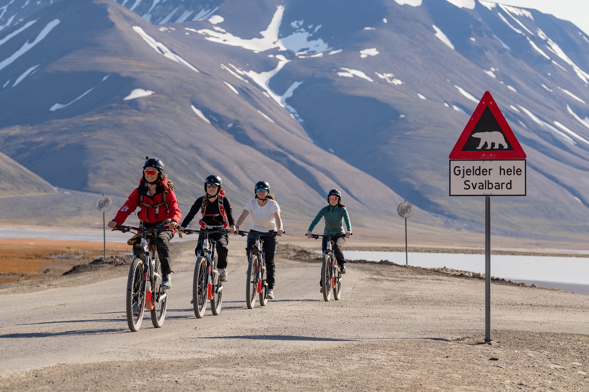 Fietsers tijdens een fietstour in Longyearbyen | IJsland Tours